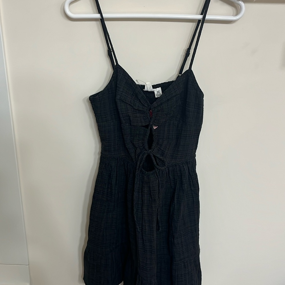 NWT Roxy gray and black dress with cute front cut outs size small
